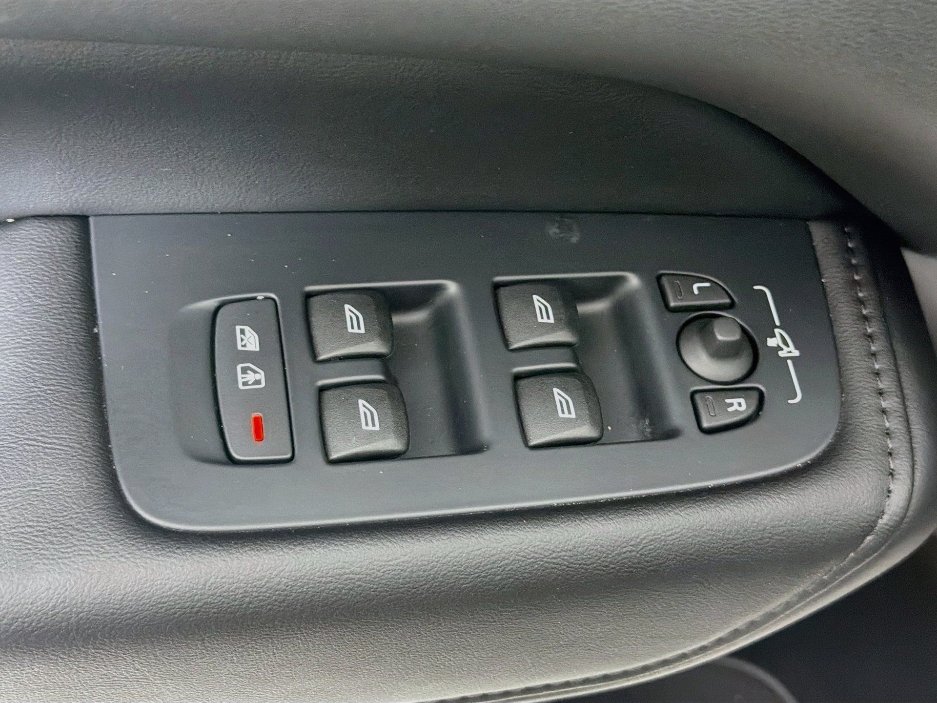 Certified 2024 Volvo XC60 B5 Plus AWD/4WD image 18