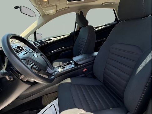 Used 2018 Ford Fusion SE w/ Fusion SE Technology Package FWD image 10