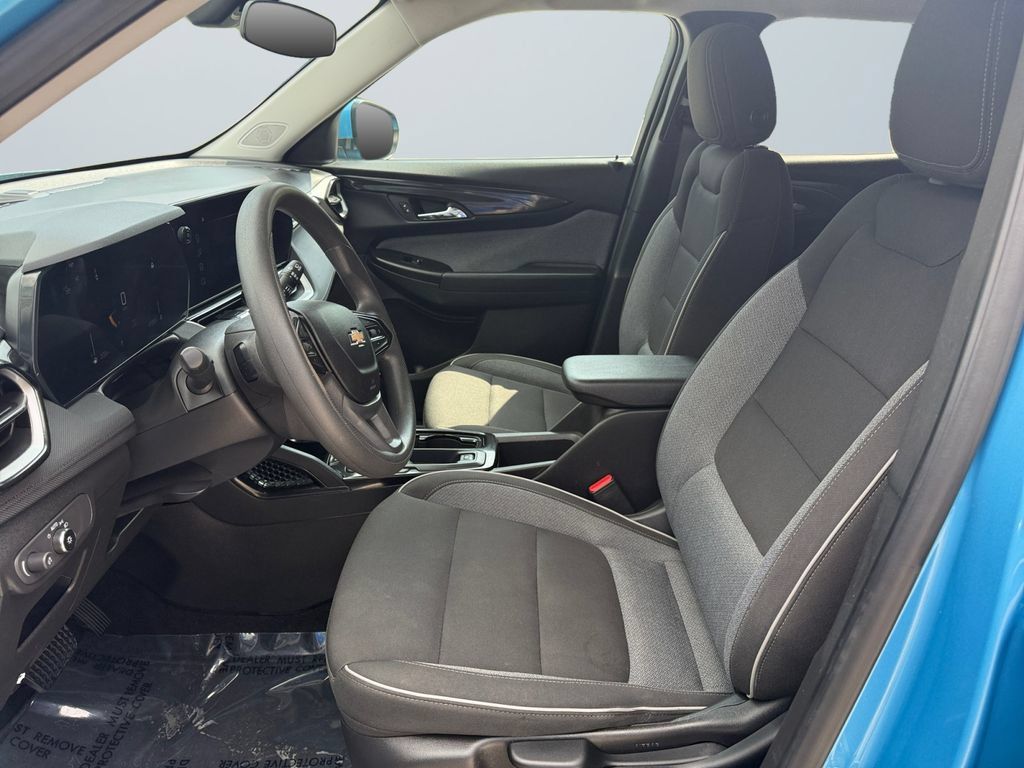 Used 2025 Chevrolet TrailBlazer LT FWD image 9
