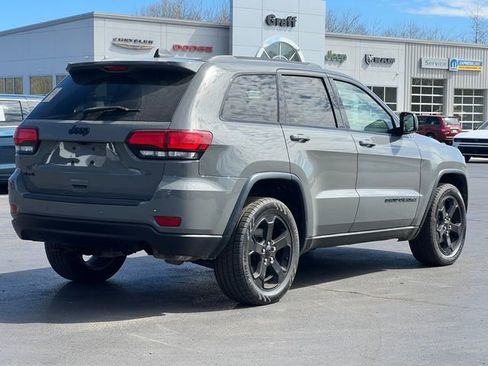 Used 2020 Jeep Grand Cherokee Laredo AWD/4WD image 46