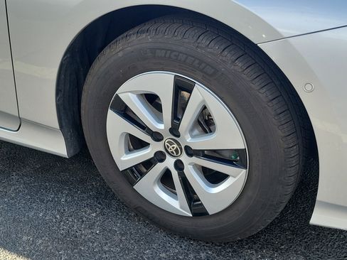 Used 2018 Toyota Prius Three image 4