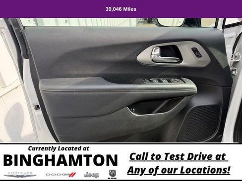 Used 2023 Chrysler Pacifica Limited w/ S Appearance Package image 9