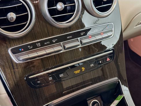 Used 2021 Mercedes-Benz GLC 300 w/ Premium Package image 23