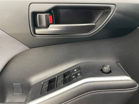 Used 2024 Toyota Highlander LE AWD/4WD image 12