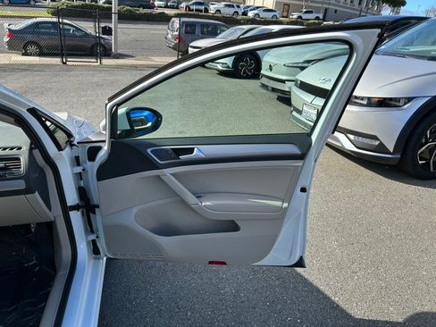 Used 2015 Volkswagen e-Golf SEL Premium image 41