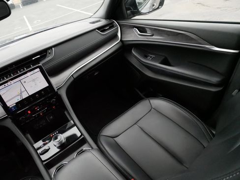 Used 2024 Jeep Grand Cherokee L Limited w/ Black Appearance Package image 11