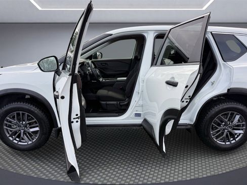 Used 2023 Nissan Rogue S image 11