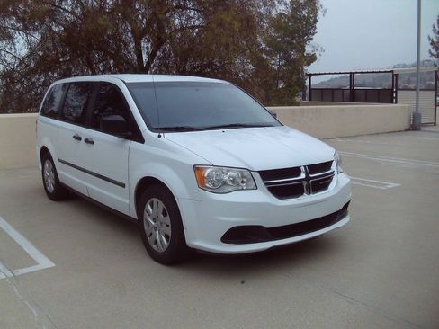 Used 2016 Dodge Grand Caravan American Value Package w/ UConnect Hands-Free Group FWD image 2