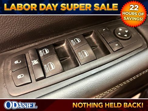 Used 2025 Chrysler Pacifica Select FWD image 5