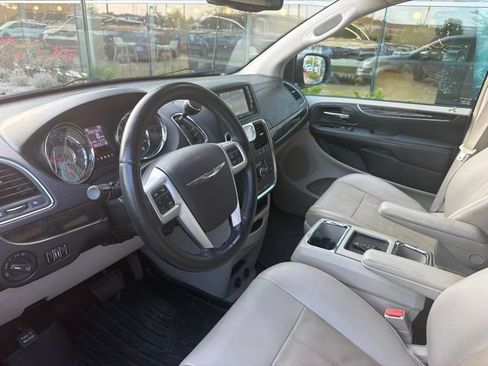 Used 2013 Chrysler Town & Country Touring-L w/ Driver Convenience Group FWD image 19