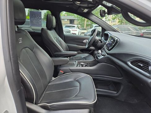 Used 2025 Chrysler Pacifica Limited FWD image 11