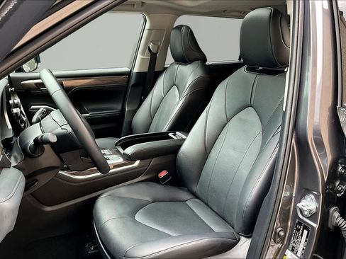Certified 2025 Toyota Highlander Limited FWD image 8