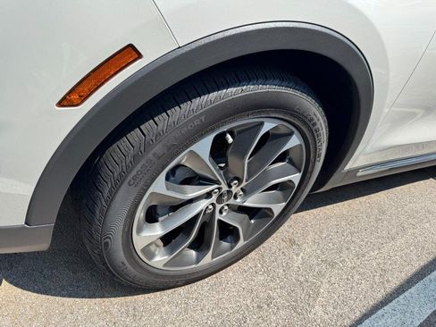 Used 2023 Lincoln Nautilus Reserve FWD image 4