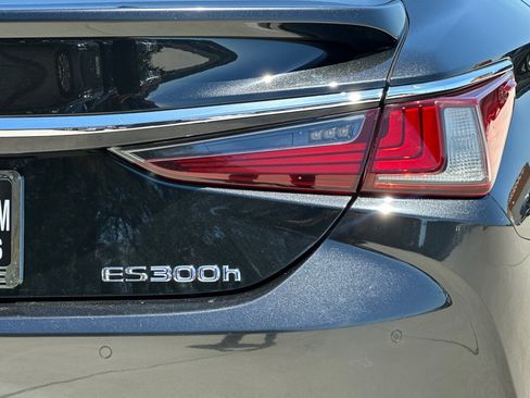Used 2019 Lexus ES 300h w/ Accessory Package FWD image 12