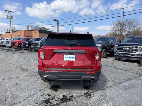 Used 2022 Ford Explorer XLT w/ Equipment Group 202A image 5