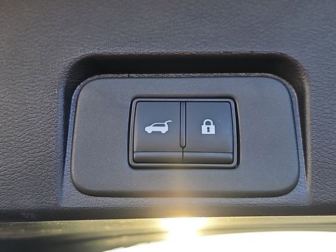 Used 2025 Nissan Rogue SV image 30