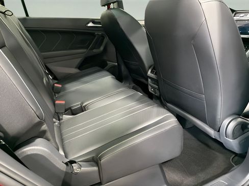 Used 2023 Volkswagen Tiguan SE w/ Panoramic Sunroof Package FWD image 32