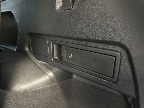 Used 2024 Volkswagen Tiguan SE R-Line image 27