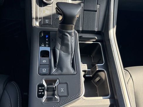 Used 2026 Lexus GX 550 w/ Accessory Package (31) AWD/4WD image 18