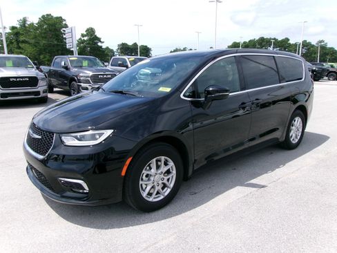 New 2026 Chrysler Pacifica Select image 2
