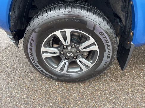 Used 2018 Toyota Tacoma TRD Sport AWD/4WD image 11