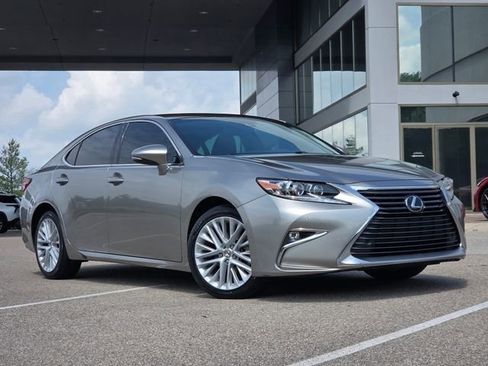 Used 2017 Lexus ES 350 w/ Ultra Luxury Package FWD image 2