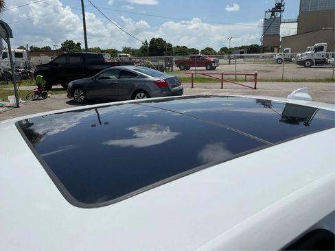 Used 2017 Chrysler 300 C RWD image 11