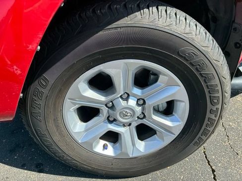 Used 2022 Toyota 4Runner SR5 Premium w/ Moonroof Package RWD image 10
