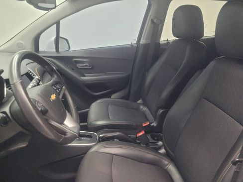 Used 2020 Chevrolet Trax LT w/ Sun & Sound Package FWD image 17