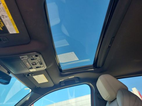 Used 2025 Toyota Tacoma Limited image 17