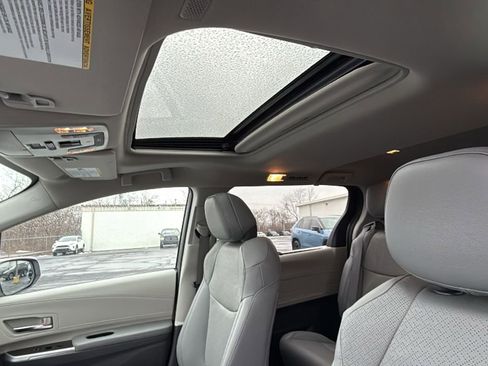 Certified 2024 Toyota Sienna Limited image 32