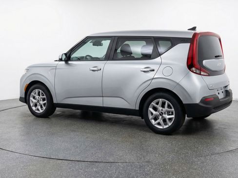 Used 2025 Kia Soul LX w/ LX Technology Package FWD image 5