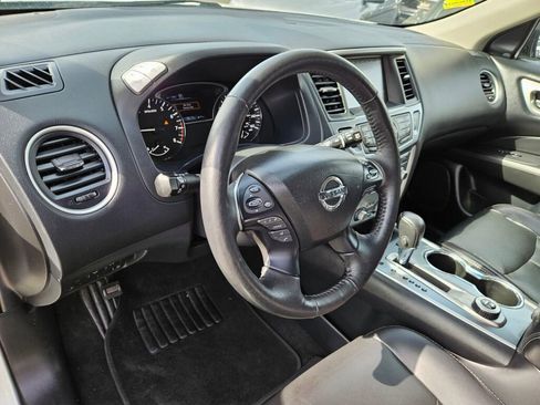 Used 2020 Nissan Pathfinder SL image 25