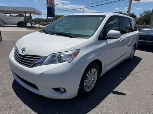 Used 2017 Toyota Sienna XLE image 1
