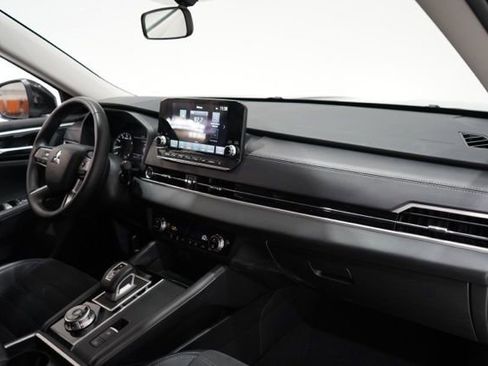 Used 2024 Mitsubishi Outlander SE image 16