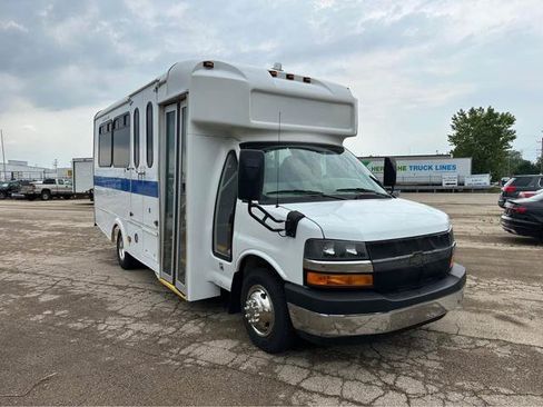 Used 2012 Chevrolet Express 4500 w/ Shuttle Bus Package RWD image 2