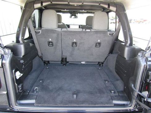 Used 2025 Jeep Wrangler Unlimited Rubicon w/ Convenience Group AWD/4WD image 30