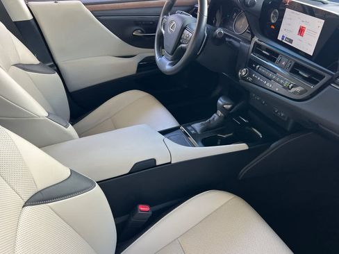 Used 2025 Lexus ES 300h w/ Premium Package FWD image 17