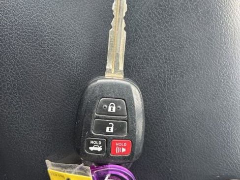 Used 2017 Toyota Camry LE image 33