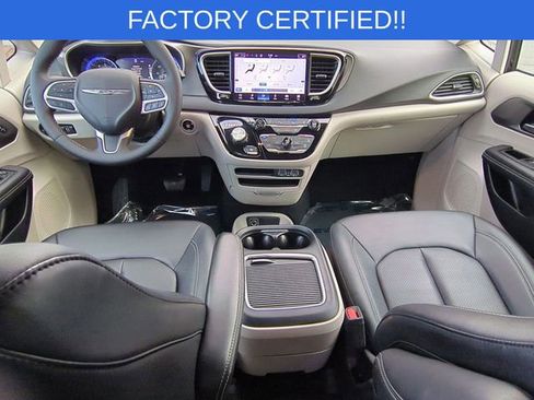 Certified 2024 Chrysler Pacifica Touring-L image 28