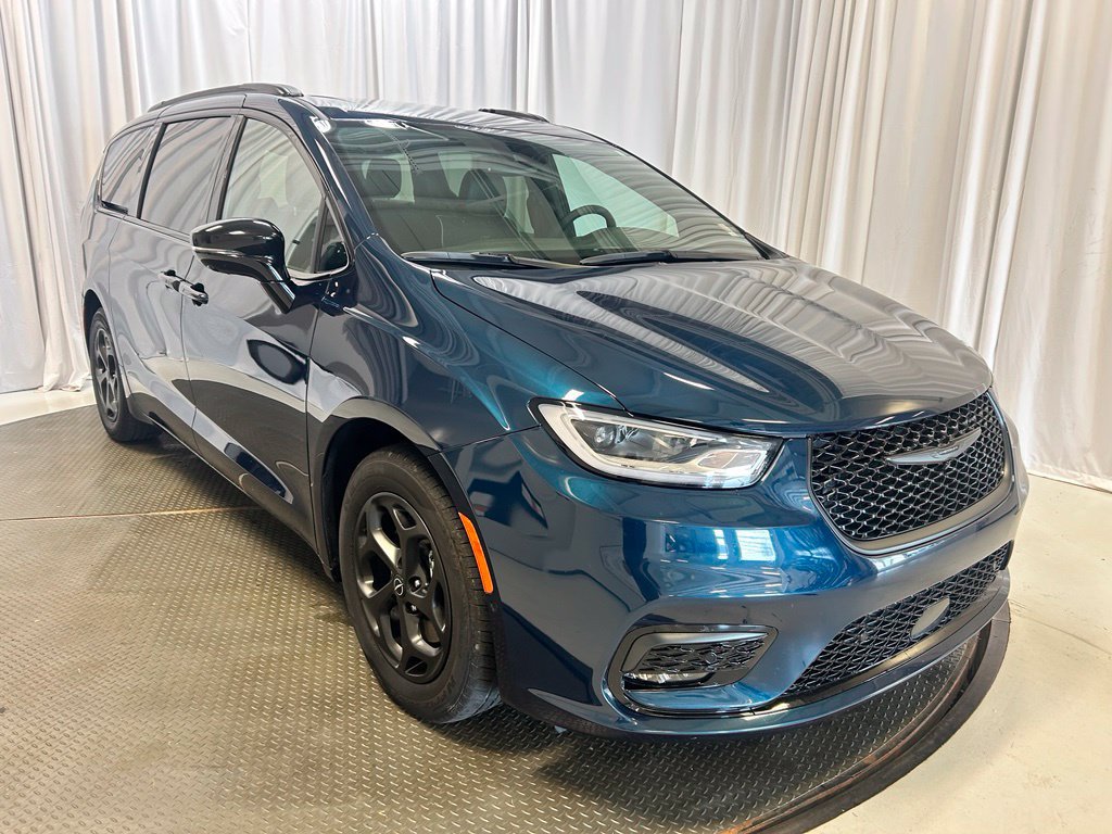 Used 2025 Chrysler Pacifica Premium FWD image 27