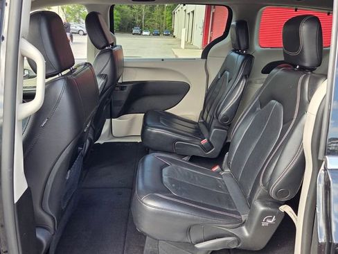 Used 2022 Chrysler Pacifica Touring-L image 10