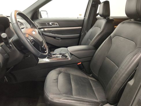 Used 2018 Ford Explorer XLT w/ Equipment Group 202A FWD image 17
