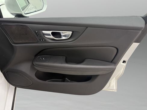 Used 2021 Volvo S60 T8 Inscription image 32
