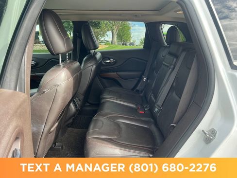 Used 2017 Jeep Cherokee Trailhawk AWD/4WD image 12