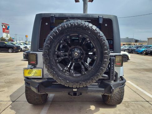 Used 2014 Jeep Wrangler Unlimited Sahara w/ Max Tow Package AWD/4WD image 5