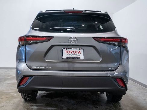 Certified 2025 Toyota Highlander XLE image 6