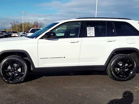 New 2025 Jeep Grand Cherokee Altitude image 5