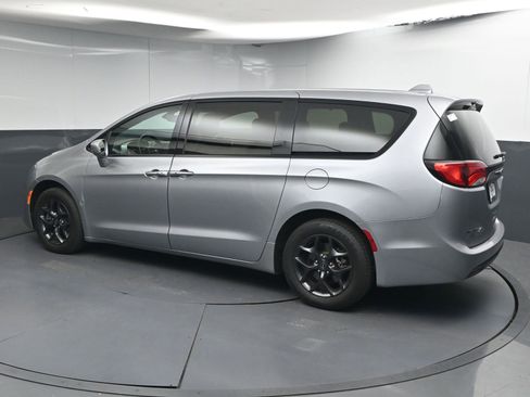 Used 2020 Chrysler Pacifica Touring w/ S Appearance Package FWD image 5