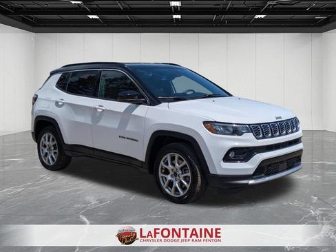 Used 2025 Jeep Compass Limited AWD/4WD image 3